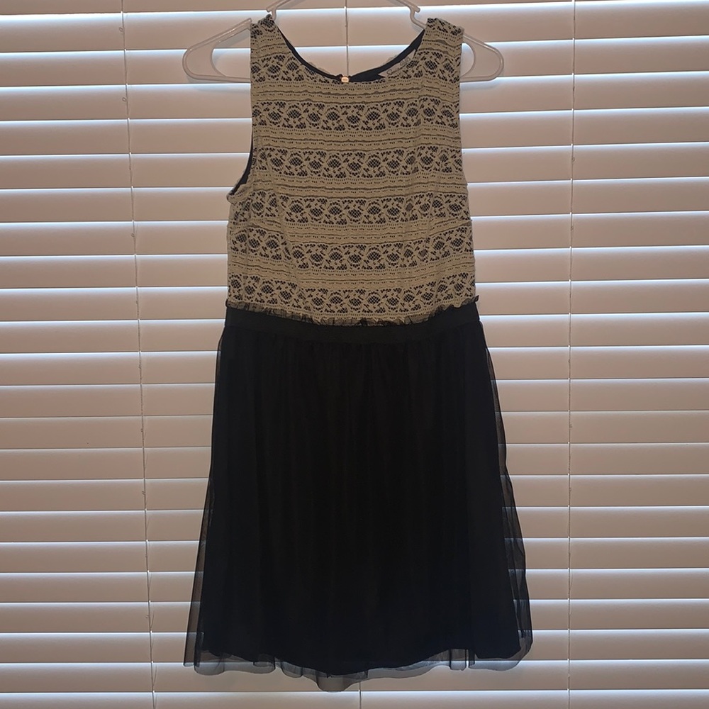 Cute lace top and tulle bottom midi dress! Gently worn-excellent condition!